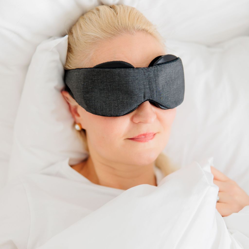 3D-kuppiunimaski naisen kasvoilla.