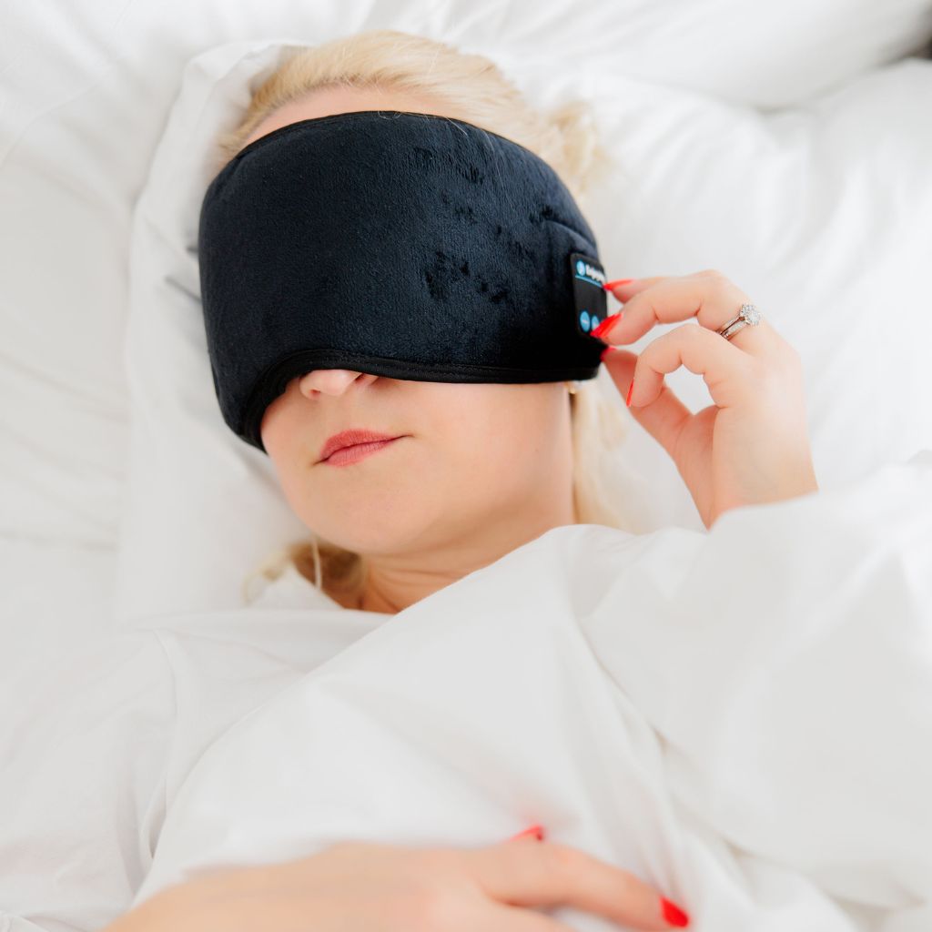 Bluetoooth unimaski naisen kasvoilla makuuasennossa.