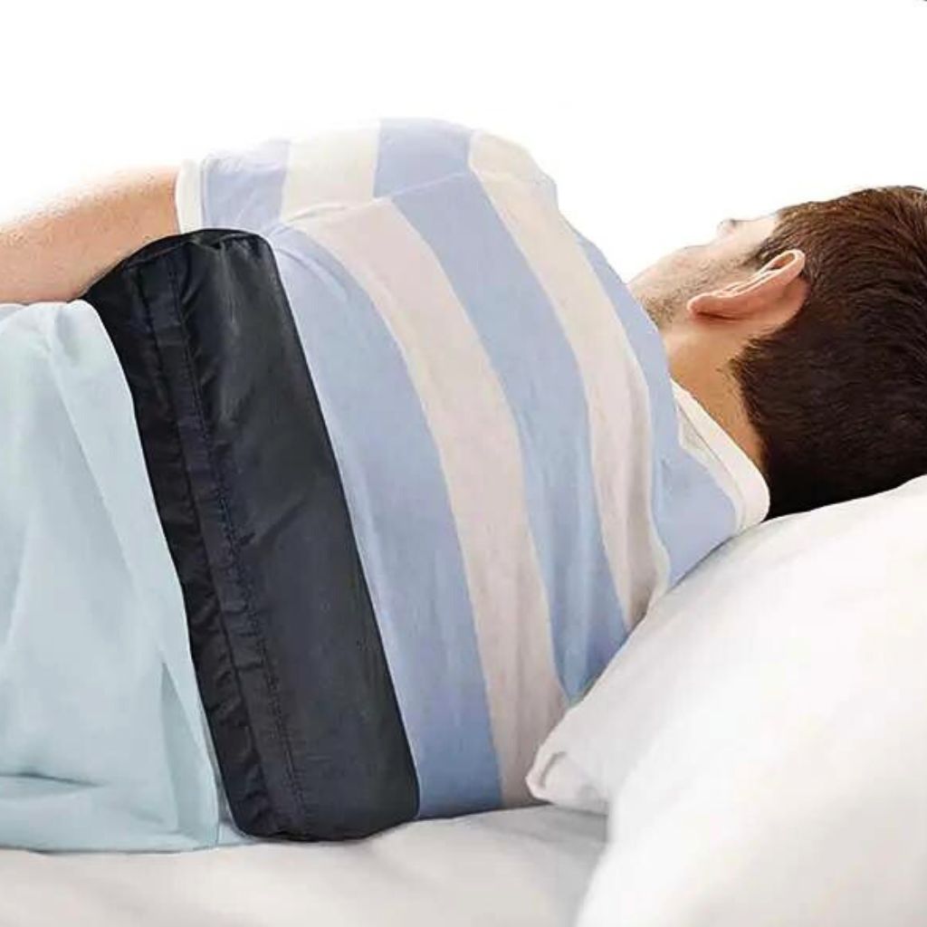 Chillamo kuorsausvyö/uniapneavyö miehen selässä nukkuessa.