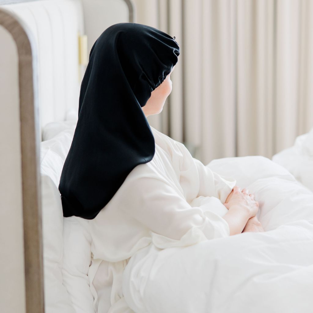 Chillamo pitkä silkkinen unimyssy naisen päässä sivusta kuvattuna.
