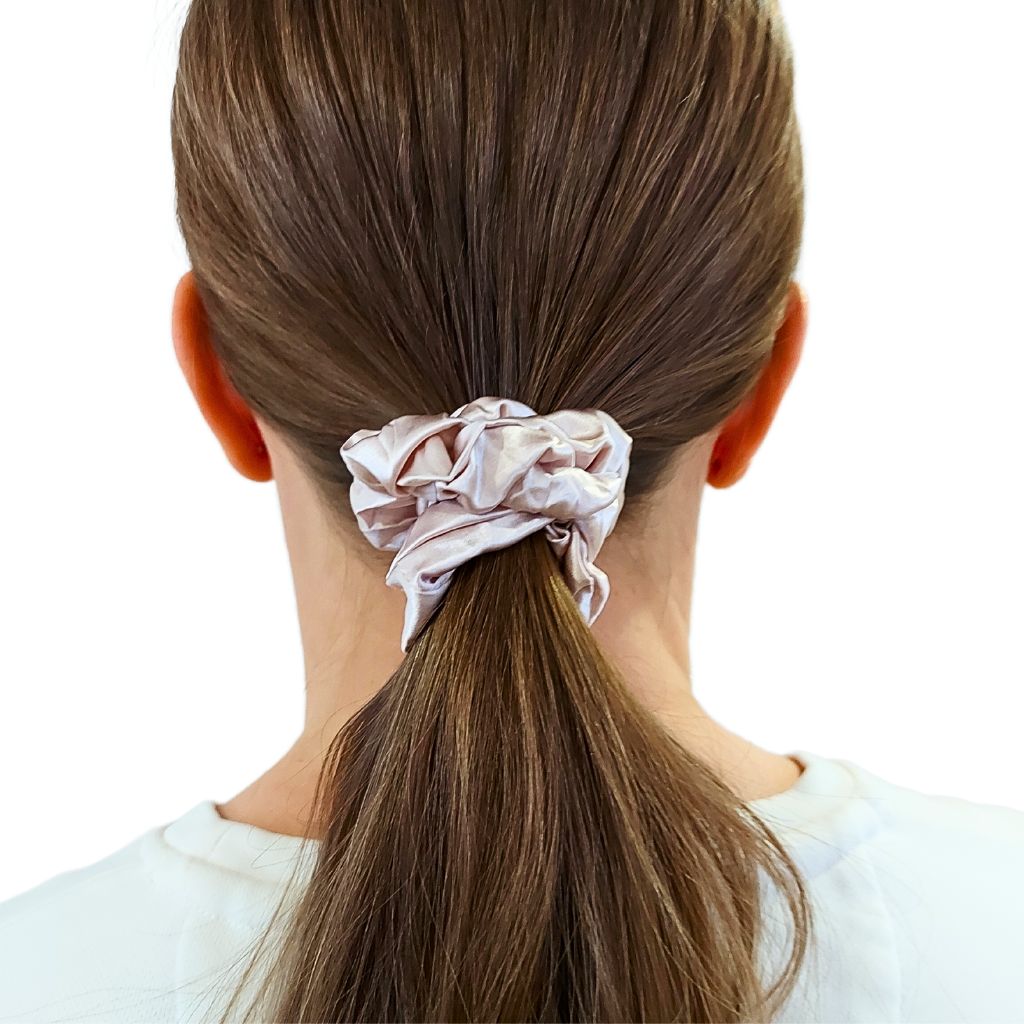 Chillamo silkkinen hiusdonitsi naisen hiuksissa takaapäin kuvattuna.