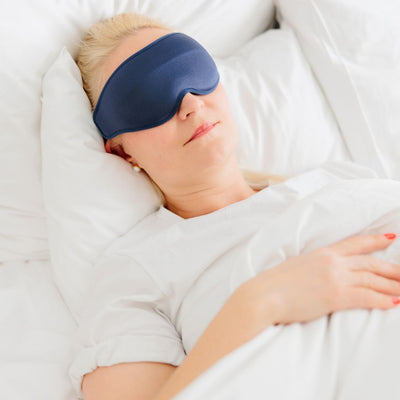 Ease Lite 3D -unimaski naisen kasvoilla nukkuessa.