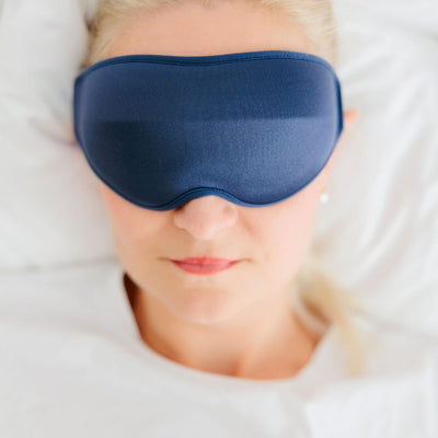 Ease Lite 3D -unimaski naisen kasvoilla lähikuvassa.