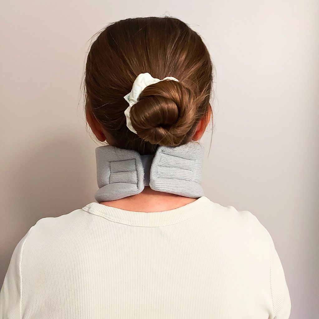 Kaulatuki naisen päälle puettuna takaa kuvattuna.