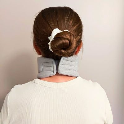 Kaulatuki naisen päälle puettuna takaa kuvattuna.