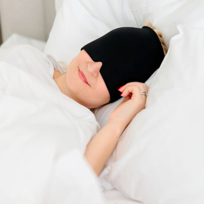 Migreenihattu naisen kasvoilla nukkuessa.